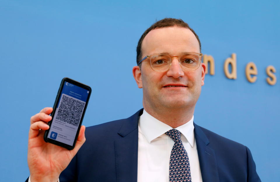 Jens Spahn zeigt die 