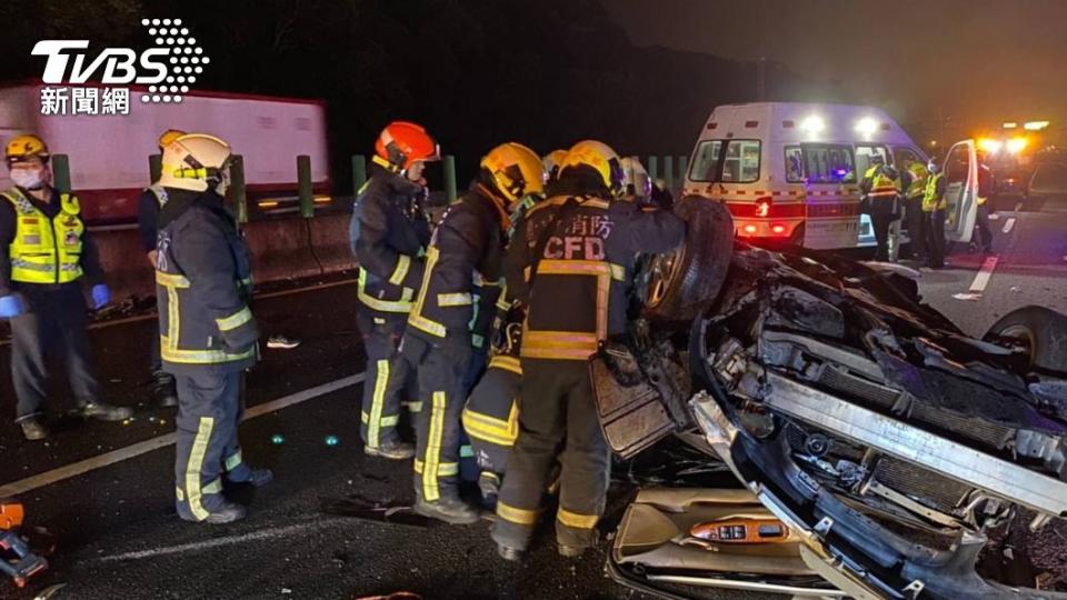 高女開車自撞護欄後翻覆，又遭後方車輛追撞，夫妻雙亡。（圖／台中市消防局提供）