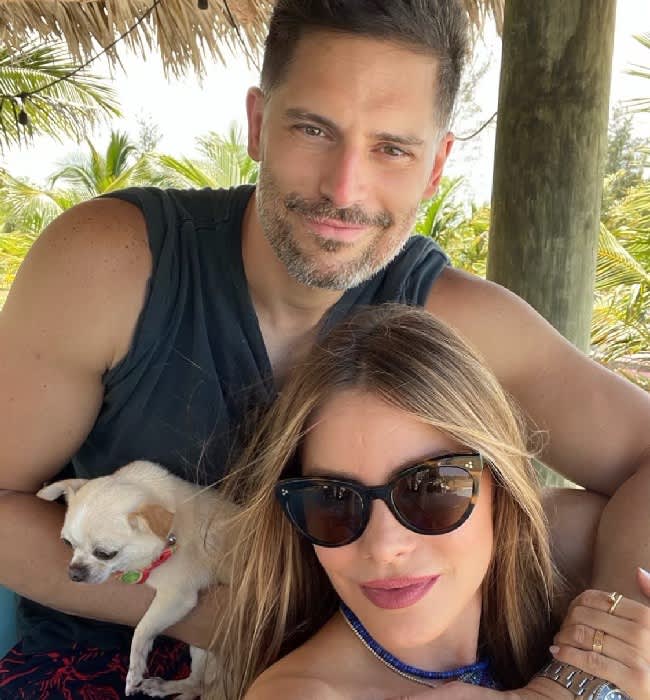 Joe-Manganiello-Sofia-Vergara-dog-bubbles