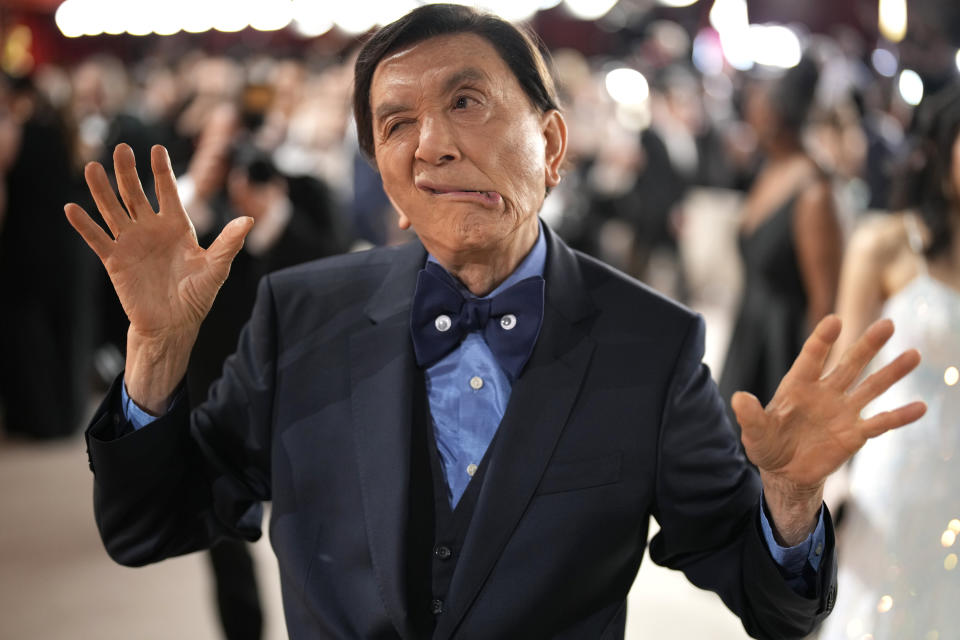 James Hong llega a los Oscar el domingo 12 de marzo de 2023 en el Teatro Dolby en Los Angeles. (Foto AP/John Locher)