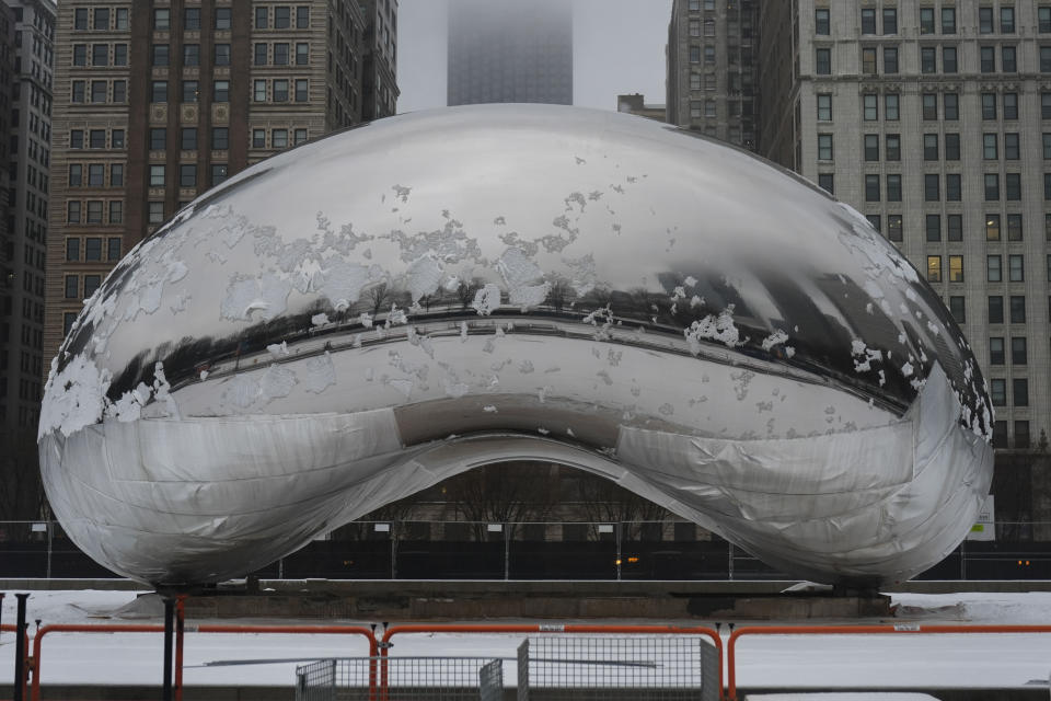 La nieve cubre la escultura Cloud Gate en Millennium Park tras una tormenta invernal, el viernes 12 de enero de 2024, en Chicago. (AP Foto/Erin Hooley)