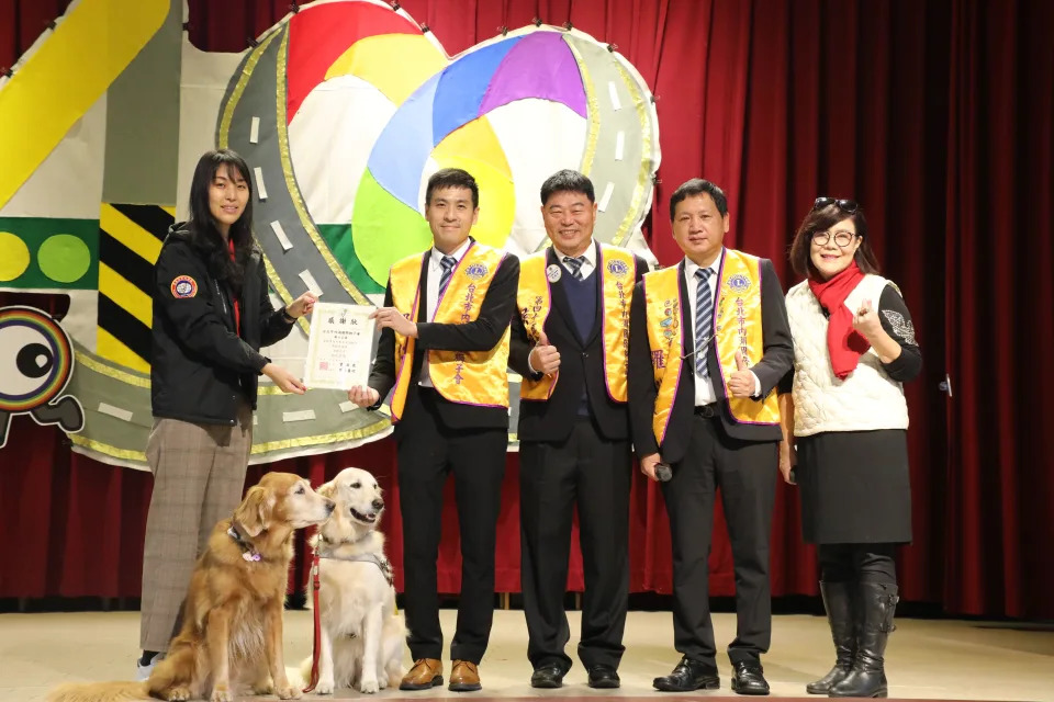 溪口國小學生行善累積捐款2萬元，作為惠光導盲犬學校培訓導盲犬之用