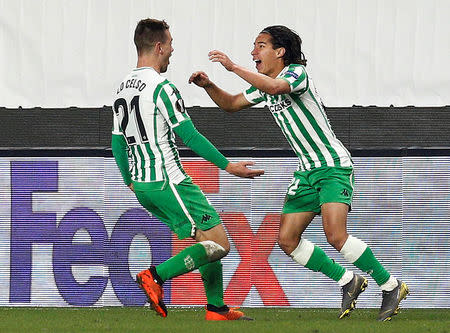 Foto del jueves del jugador mexicano del Real Betis Diego Lainez celebrando con el argentino Giovani Lo Celso tras marcar el 3-3 ante Rennes. Feb 14, 2019 REUTERS/Stephane Mahe