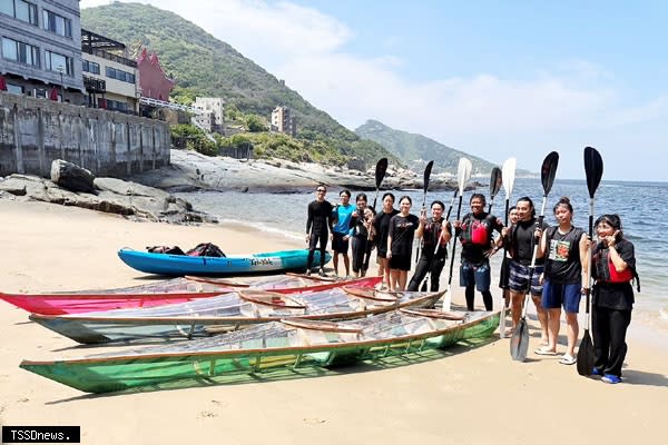 海大熱血學生寫下馬祖獨木舟運動新歷史，親手造舟下水，共創在地特色回憶。（圖：海洋大學提供）