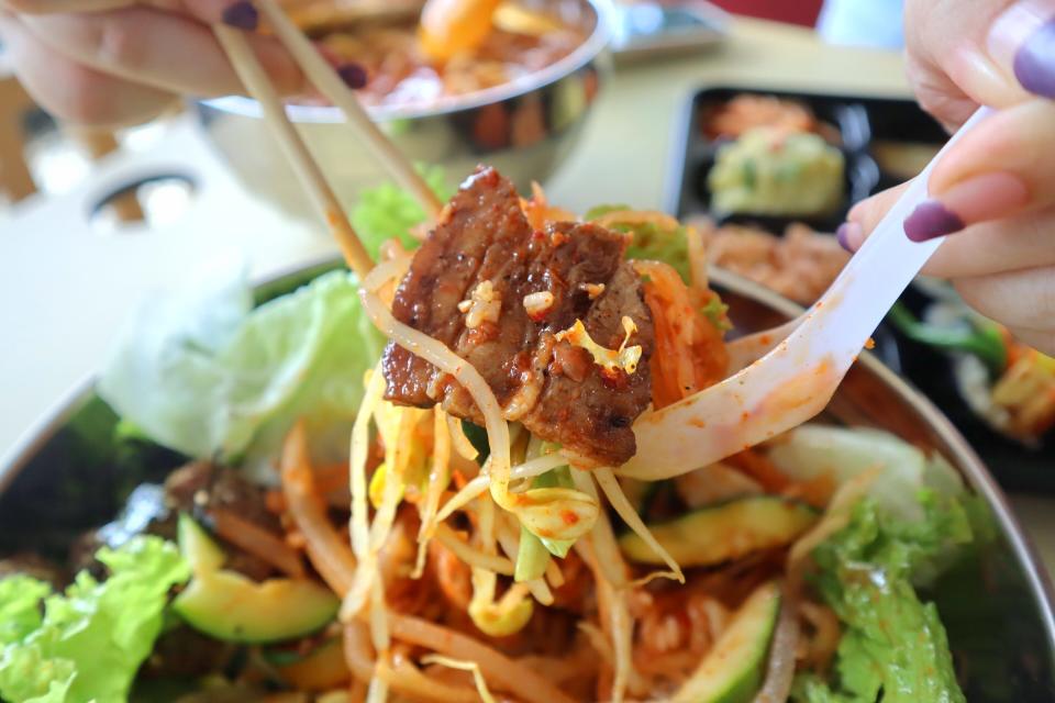 Wooga Bimbowl & Kal-guksu - bibimbap mixing