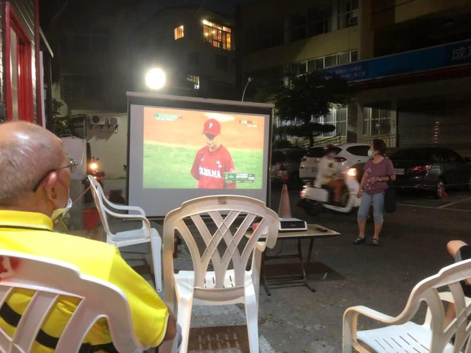 縣城隍廟最近幾天都舉辦廟口棒球賽，用投影大螢幕直播中華隊比賽情形。（記者陳俊文攝）