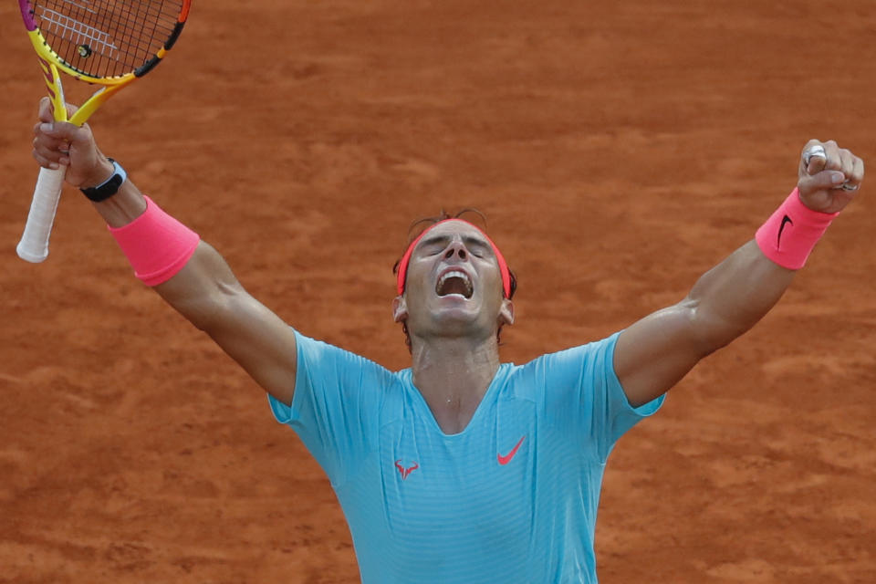 El español Rafael Nadal festeja su victoria sobre el argentino Diego Schwartzman en tres sets en las semifinales del Abierto de Francia, en París, Francia, el viernes 9 de octubre de 2020. (AP Foto/Christophe Ena)