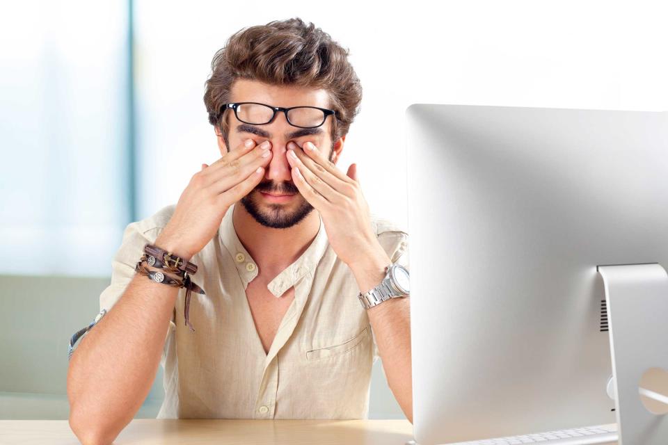 Cuando utilizamos un ordenador o dispositivo móvil para leer se produce sequedad ocular, fatiga y a veces ojos rojos.