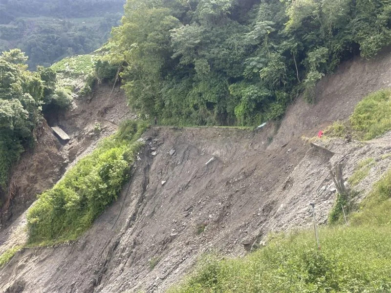 南投仁愛鄉靜觀部落聯外道路中斷，由於坍塌面積太大，短時間無法搶通。（圖／翻攝畫面）