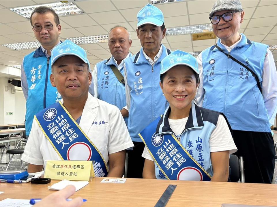 繼民進黨籍山地原住民立委伍麗華登記參選、拚連任後，由國民黨徵召的盧縣一23日也到屏東縣選委會登記參選。（謝佳潾攝）