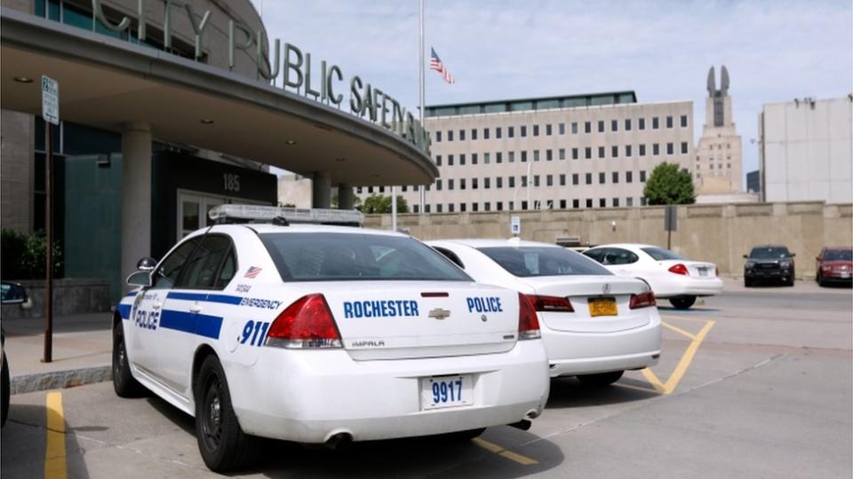 Carros de policía en Rochester.