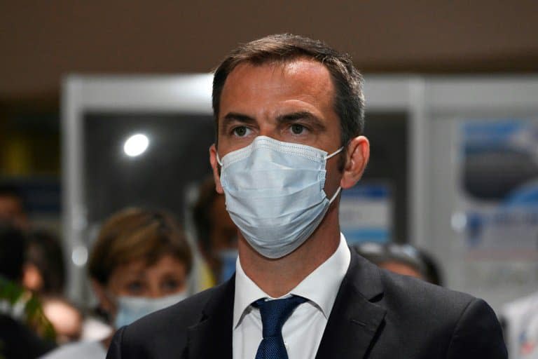 Le ministre de la Santé Olivier Véran lors d'une visite du Premier ministre Jean Castex au CHU de Montpellier, le 11 août 2020 - Pascal GUYOT © 2019 AFP