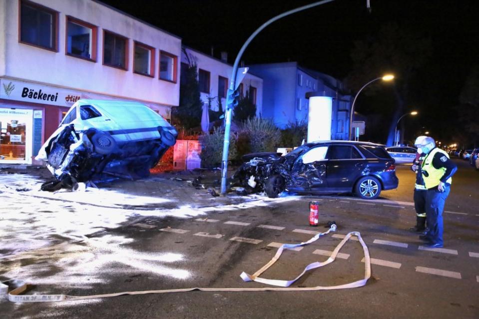 Ein Chaosfahrer hat in Steglitz mehrere Unfälle provoziert und dabei mehrere Menschen verletzt. erst als sein Transporter umstürzte, war die Fahrt zu Ende.<span class="copyright">Thomas Peise</span>