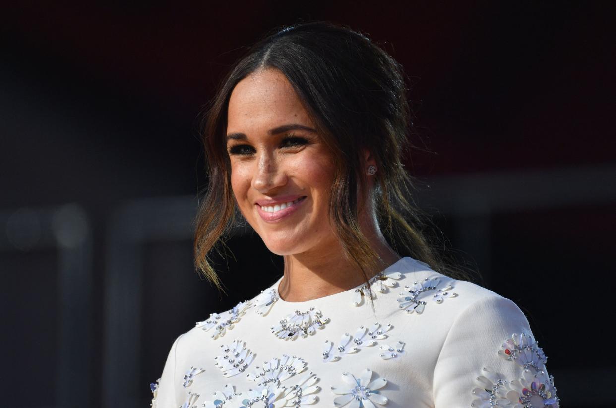 Meghan Markle suele cuidar mucho su apariencia en público, pero en las imágenes filtradas donde se le ve completamente natural sin maquillaje y con su pelo rozado luce aún más hermosa. (Photo by Angela Weiss / AFP) (Photo by ANGELA WEISS/AFP via Getty Images)