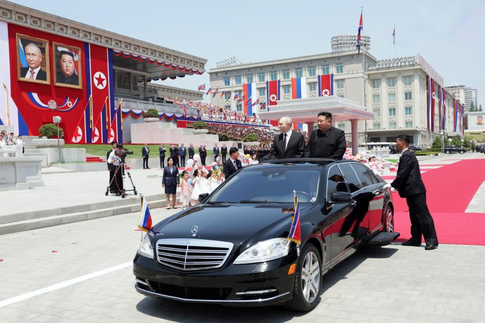 En esta foto distribuida por la agencia estatal rusa Sputnik, el líder de Corea del Norte, Kim Jong Un (derecha), y el presidente ruso, Vladimir Putin, asisten a una ceremonia de bienvenida en la Plaza Kim Il Sung en Pyongyang el 19 de junio de 2024. El presidente ruso, Vladimir Putin, aterrizó en Corea del Norte temprano el 19 de junio, según informó el Kremlin, iniciando una visita destinada a fortalecer los lazos de defensa entre los dos países con armas nucleares mientras Moscú continúa su guerra en Ucrania. (Foto por Gavriil GRIGOROV / POOL / AFP) /