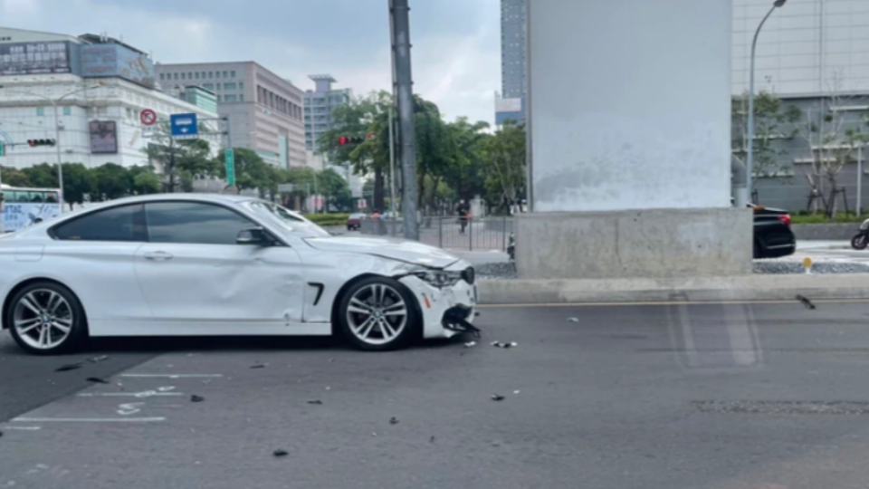 白色BMW疑似違規左轉，導致2騎士接連重摔倒地。（圖／翻攝自記者爆料網）
