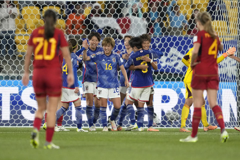 Las jugadoras de Japón celebran tras la victoria 4-0 ante España en el Mundial femenino, el lunes 31 de julio de 2023, en Wellington, Nueva Zelanda. (AP Foto/John Cowpland)