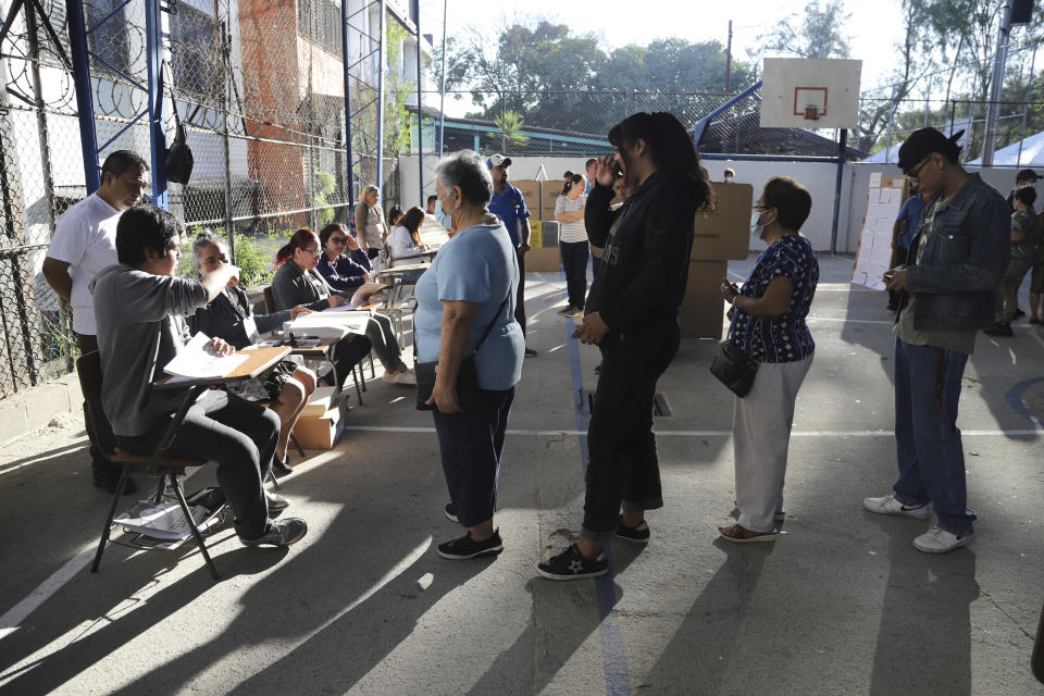 Votantes hacen fila en un centro de votación durante las elecciones generales en San Salvador, El Salvador, el domingo 4 de febrero de 2024. (AP Foto/Salvador Meléndez)