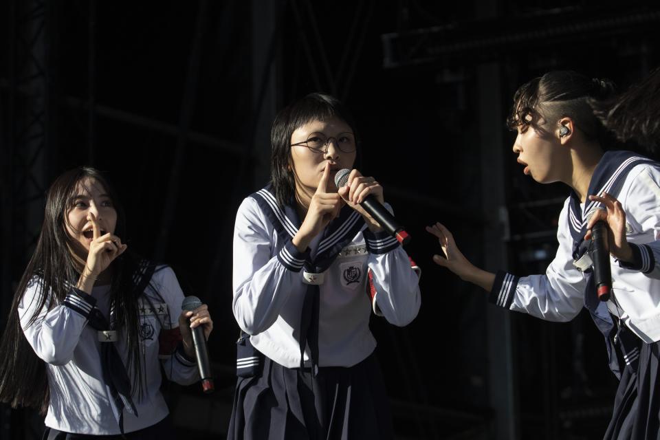 La banda japonesa Atarashii Gakko durante su concierto en el festival Corona Capital en la Ciudad de México, el sábado 19 de noviembre de 2023. (Foto AP/Alejandro Godínez)