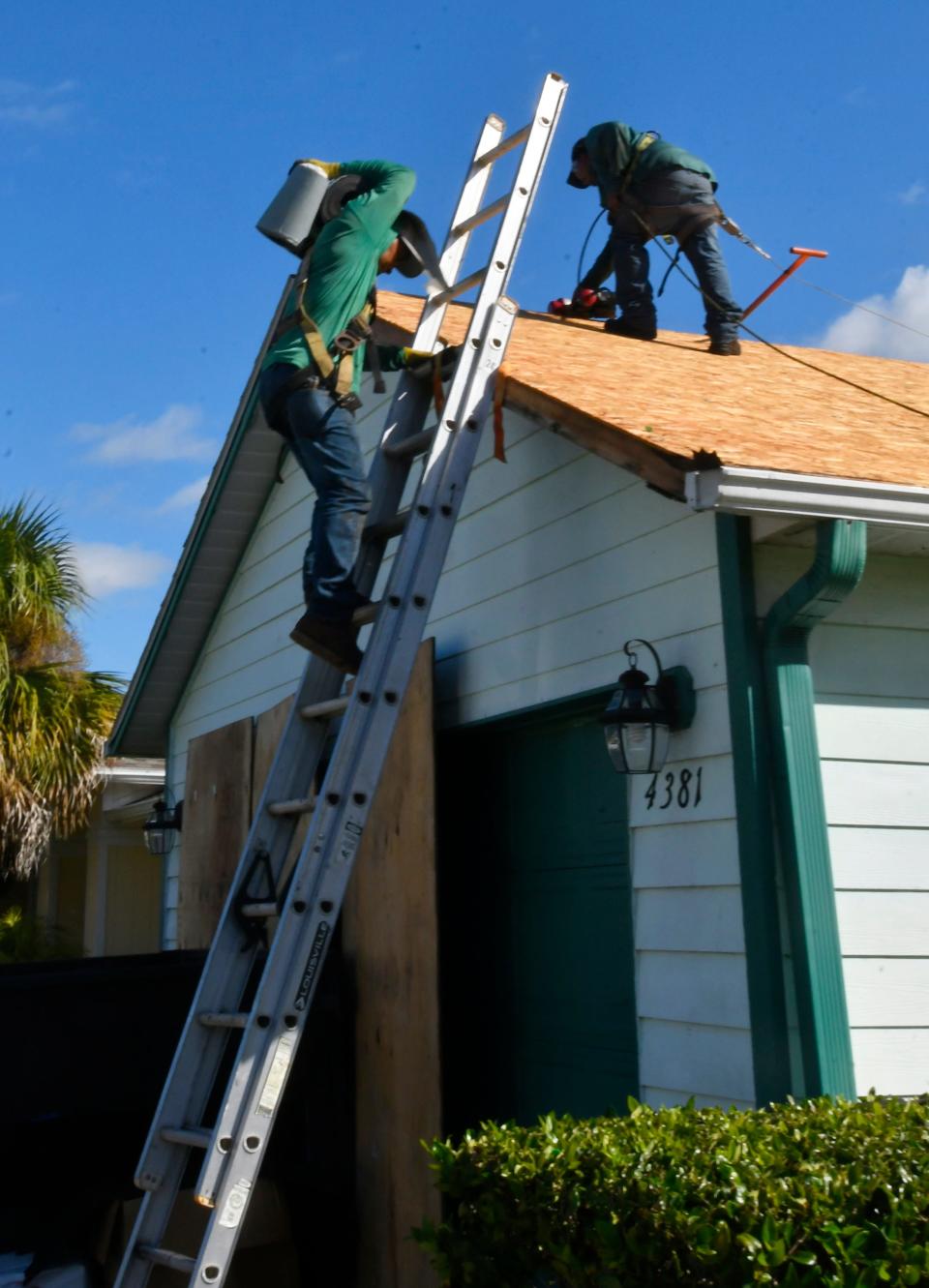 Space Coast Habitat for Humanity, the Owens Corning Roof replacement program, and Collis Roofing are providing Bruce Mitchell, a retired USAF Master Sgt. with a roof replacement on his Melbourne home. Due to injuries over s 24 years of service, Mitchell is fully disabled. This is one of four Veteran/Critical repair program projects they are currently involved in.