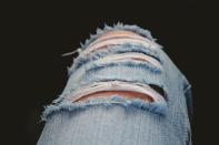 <p>I jeans non sono sconsigliati in sé: l’importante è che non siano rotti o sgualciti. (foto: Pixabay) </p>