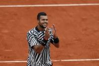 Foto del martes del tenista francés Jo-Wilfried Tsonga celebrando su clasificación a la segunda ronda en Roland Garros. Mayo 24, 2016. El tenista británico Andy Murray avanzó el martes a la segunda ronda del Abierto de Francia tras sobrevivir a un decisivo quinto set ante el veterano checo Radek Stepanek, en una jornada en la que el español Rafael Nadal y el serbio Novak Djokovic superaron el debut con comodidad. REUTERS/Benoit Tessier