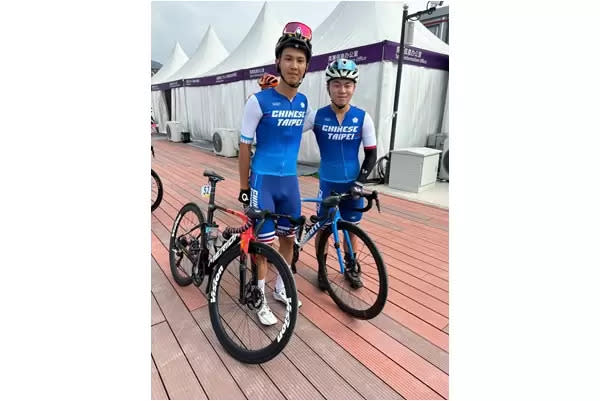 杜志濠(左)和張誌盛(右)完成生涯初次亞運。美利達自行車提供