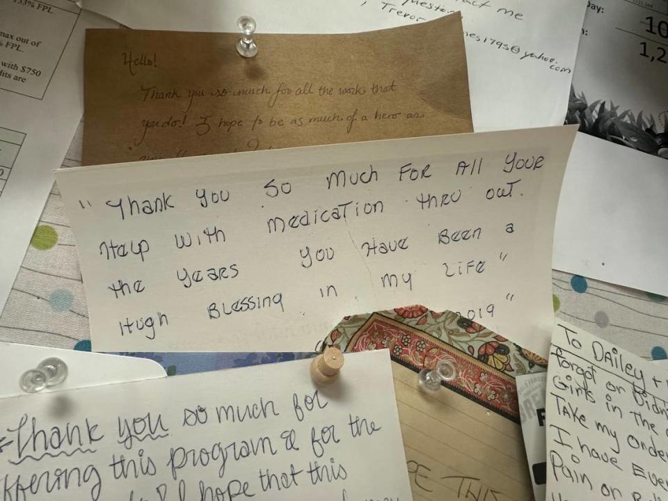 Notas de agradecimiento sobre la pared del Programa de Donación de Medicamentos de Wyoming en Cheyenne, Wyoming.
