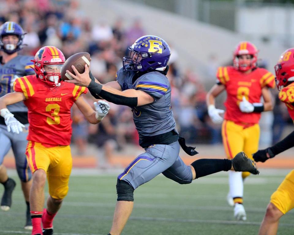 Escalons Jamin Miller (26) reaches out to make a catch during a game between Oakdale and Escalon at Oakdale High School in Oakdale California on September 15, 2023.