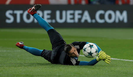 Soccer Football - Champions League - Olympiacos vs Juventus - Karaiskakis Stadium, Piraeus, Greece - December 5, 2017 Juventus’ Wojciech Szczesny warming up before the match REUTERS/Alkis Konstantinidis