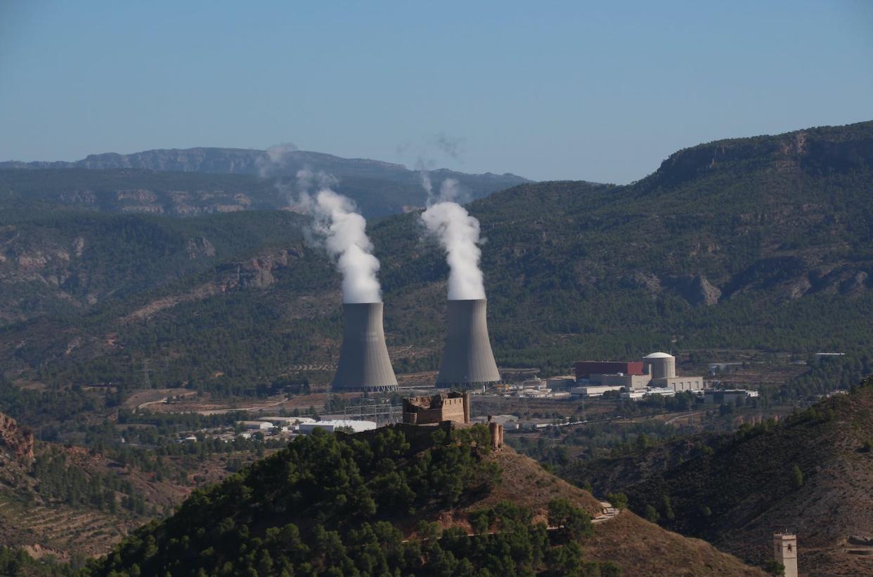 Central nuclear de Cofrentes (Valencia). <a href="https://es.wikipedia.org/wiki/Archivo:Castillo_de_Jalance.jpg" rel="nofollow noopener" target="_blank" data-ylk="slk:Arcadio Oliver Atienzar / Wikimedia Commons;elm:context_link;itc:0;sec:content-canvas" class="link ">Arcadio Oliver Atienzar / Wikimedia Commons</a>