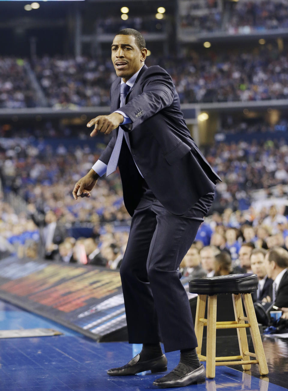 Connecticut head coach Kevin Ollie directs the team against Kentucky during the second half of the NCAA Final Four tournament college basketball championship game Monday, April 7, 2014, in Arlington, Texas. (AP Photo/Eric Gay)