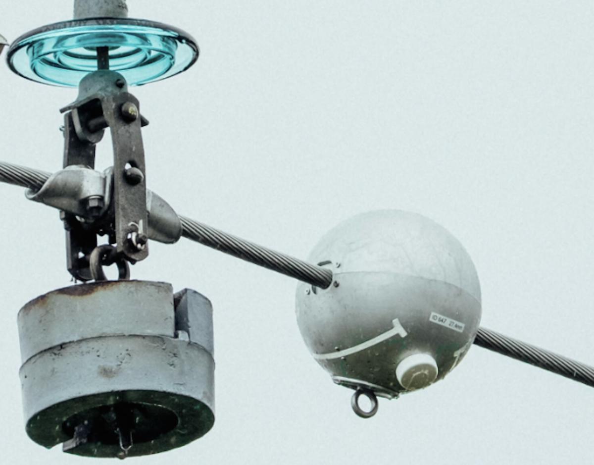 „Вълшебните топки“, инсталирани от дронове, може скоро да революционизират електрическата мрежа на САЩ: „Ненадминато качество в мащаб“