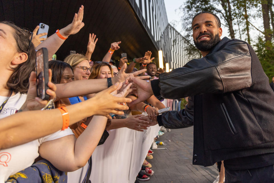 Drake meets with fans and Nike employees