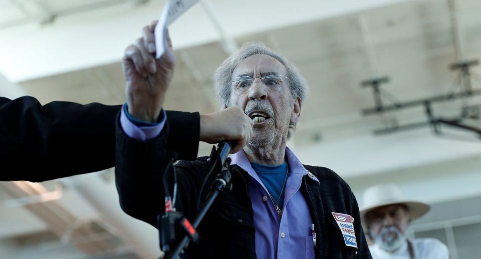 Bernard Marks, sobreviviente del Holocausto, encara al jefe de ICE en Sacramento, el 28 de marzo de 2017. REUTERS/Stephen Lam