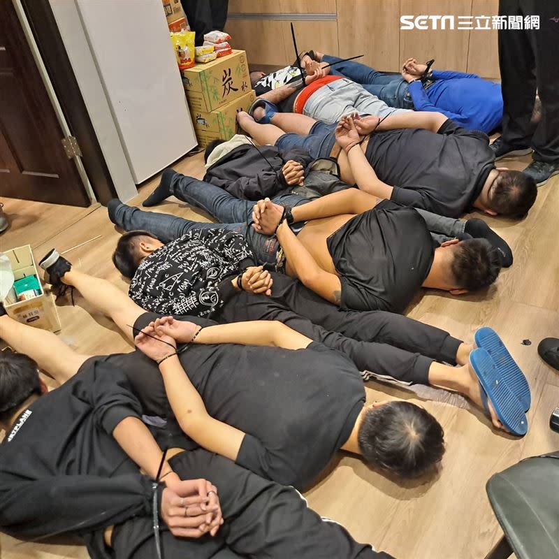 淡水分局破獲詐騙集團凌虐囚禁26名被害人，新北警方在中壢區又救出32人，昨晚一嫌再落網。（圖／翻攝畫面）