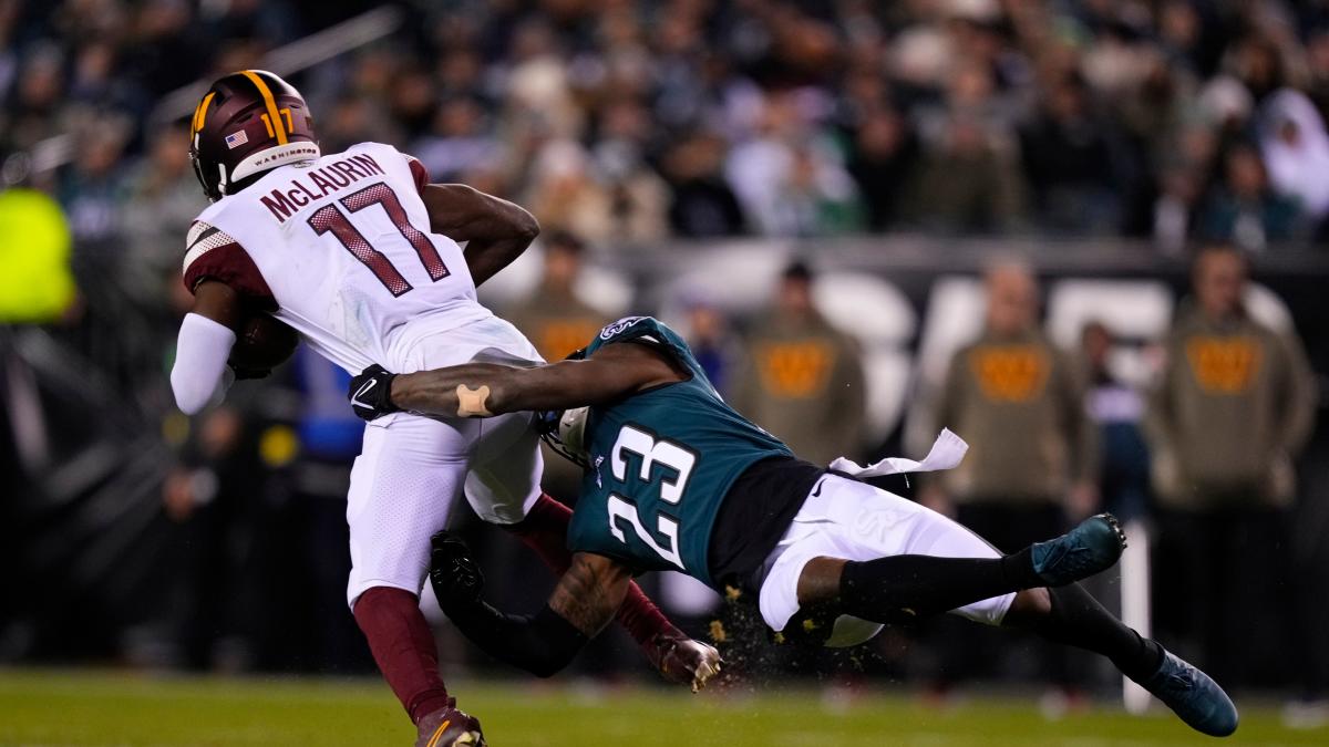 Quez Watkins' fumble costs the Eagles in a loss to the Commanders