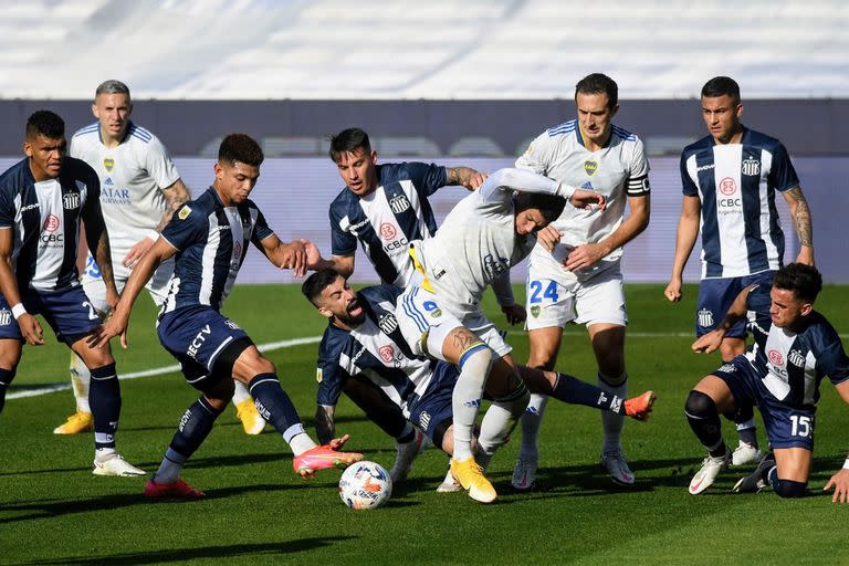 En el medio de la lucha se resumen los modelos: Diego Valoyes, Michael Santos y Carlos Auzqui, relanzados en Talleres, vs. Marcos Rojo y Carlos Izquierdoz, por los que Boca invirtió mucho dinero