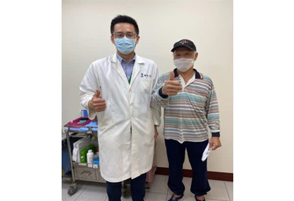 經過4個月後的復健，熊先生回到阮綜合醫院復診，當他獨自走入診間，笑容燦爛地和鄭傑陽醫師握手，雙手活動自如還能比「耶」、「讚」。（圖片提供／阮綜合醫院）