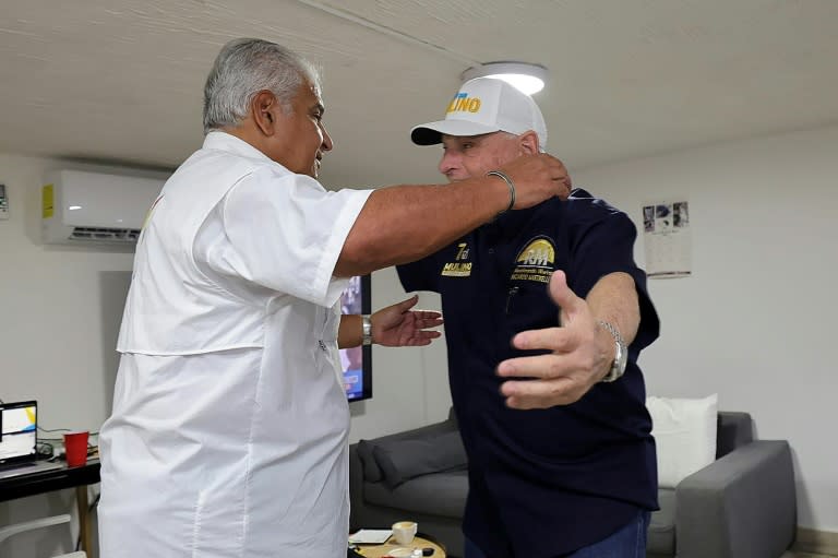 Foto handout del candidato José Raúl Mulino (I) abrazando al expresidente panameño Ricardo Martinelli en la Embajada de Nicaragua, en Ciudad de Panamá, el 5 de mayo de 2024 (-)