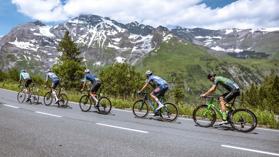 Die Fahrer (von links) der Italiener Samuel Zuccarato, der Österreicher Michael Gogl, der Norweger Andre Drege, der Niederländer Oscar Riesbeek und der Deutsche Jonas Raab fahren am Samstag mit ihren Fahrrädern durch ein teilweise schneebedecktes Berggebiet.  - Johan Gruder/APA/AFP/Getty Images