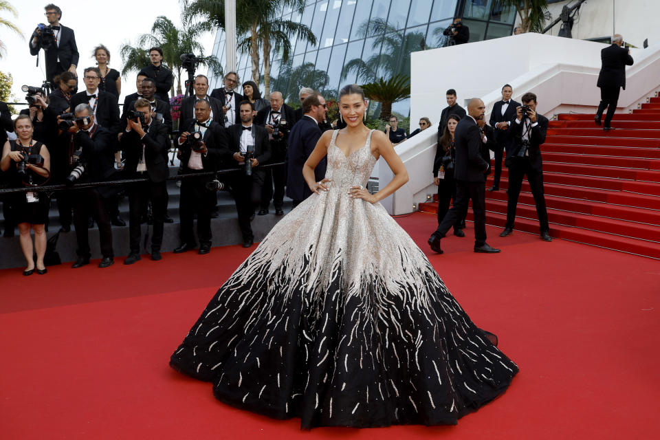 Michelle Salas desfilo por la alfombra roja de Cannes durante la Proyección de 