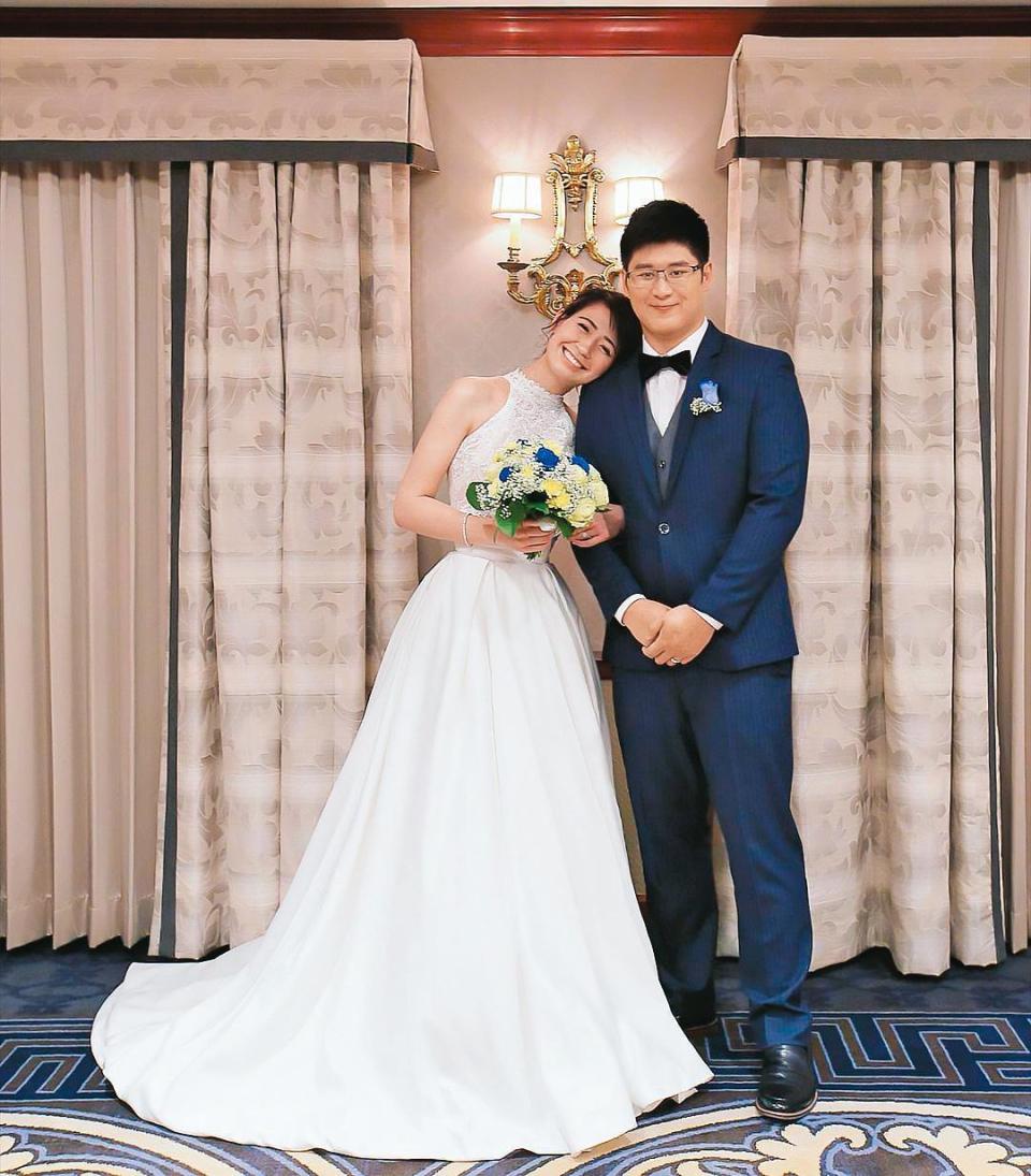 辜昱銓（右）去年和木村香莉（左）登記結婚後，去年底先在美國辦婚宴請女方親友。（翻攝IG）