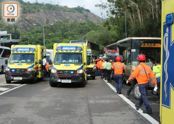 多輛救護車到場將傷者送院。(張駿勤攝)
