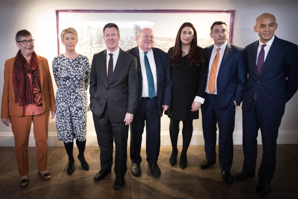 Labour-Abgeordnete (l.r) Ann Coffey, Angela Smith, Chris Leslie, Mike Gapes, Luciana Berger, Gavin Shuker und Chuka Umunna kündigen ihren Austritt aus der Labour-Partei an. (Bild: Stefan Rousseau/PA Wire/dpa)