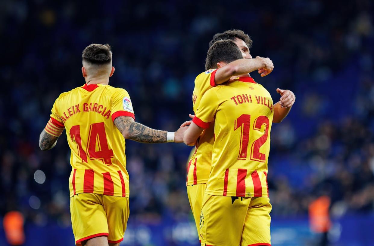 Jugadores del Girona Fútbol Club celebran un gol en un partido de La Liga. <a href="https://www.shutterstock.com/es/image-photo/barcelona-jan-7-girona-players-celebrate-2350965329" rel="nofollow noopener" target="_blank" data-ylk="slk:Christian Bertrand / Shutterstock;elm:context_link;itc:0;sec:content-canvas" class="link ">Christian Bertrand / Shutterstock</a>