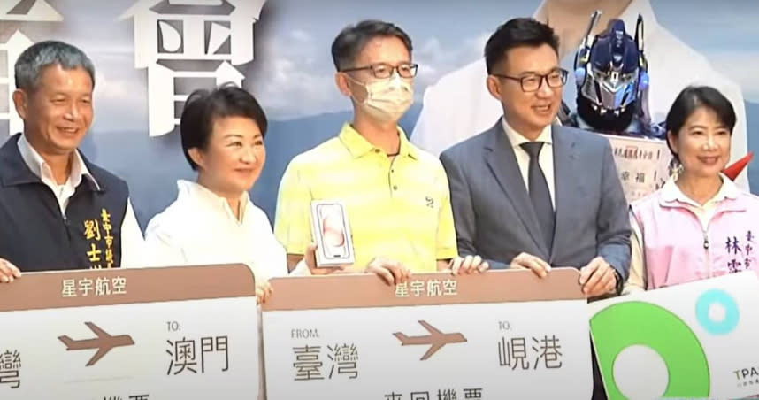盧秀燕今天頒獎給入籍台中市的第２８５萬市民，該位幸運的陳先生也獲得總價超過１０萬元的賀禮以及黃金紀念牌。（圖／翻攝自中天電視）