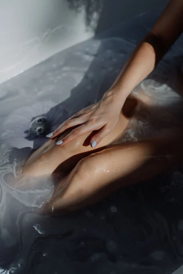 英國一名女子參加線上葬禮，卻意外變成洗澡實境秀。（示意圖／pexels）