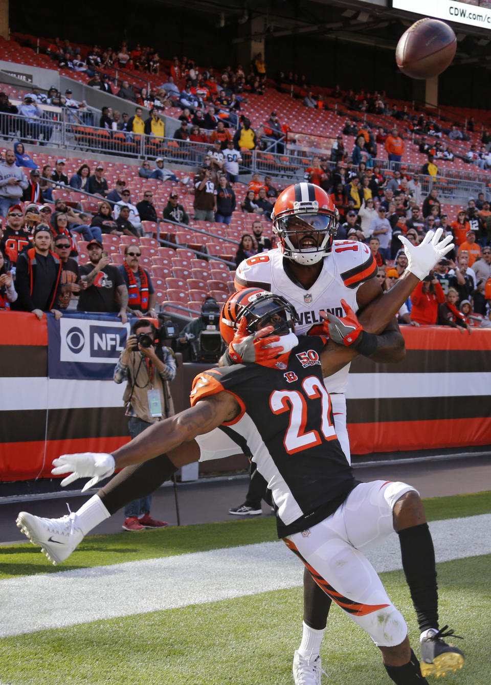 <p>Cincinnati Bengals cornerback William Jackson (22) breaks top a pass intended for Cleveland Browns wide receiver Kenny Britt (18) in the second half of an NFL football game, Sunday, Oct. 1, 2017, in Cleveland. The Bengals won 31-7. (AP Photo/Ron Schwane) </p>