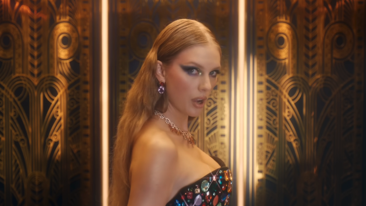  Taylor Swift in Bejeweled music video 